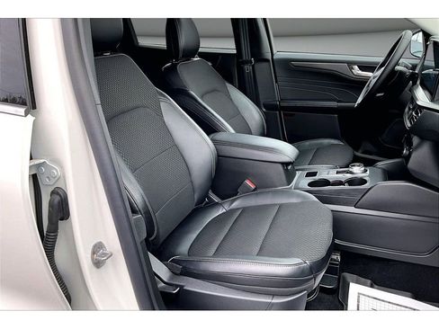 Used 2025 Ford Escape SE image 8