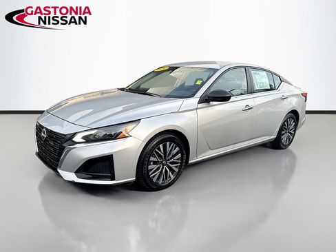 Used 2024 Nissan Altima 2.5 SV image 3
