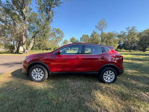 Used 2018 Nissan Rogue Sport S image 2