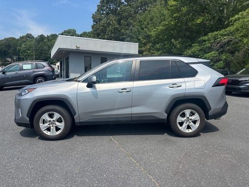 Used 2021 Toyota RAV4 XLE FWD image 3