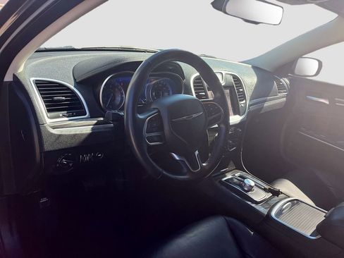 Used 2022 Chrysler 300 Touring L image 9