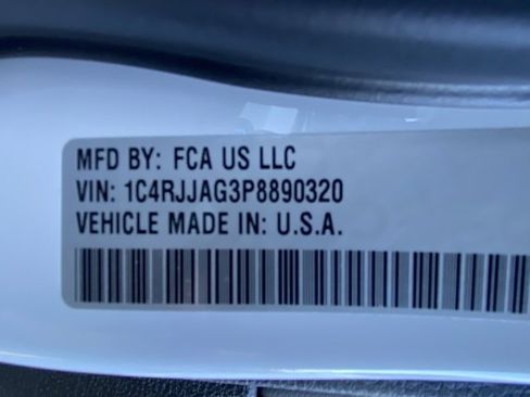 Used 2023 Jeep Grand Cherokee L Laredo image 26