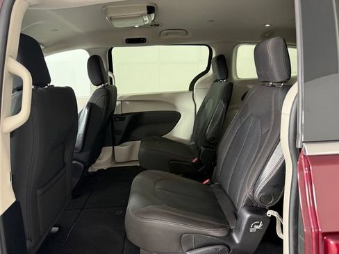 Used 2017 Chrysler Pacifica Touring FWD image 15
