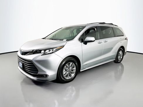 Used 2021 Toyota Sienna XLE AWD/4WD image 3