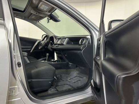 Used 2017 Toyota RAV4 XLE AWD/4WD image 14