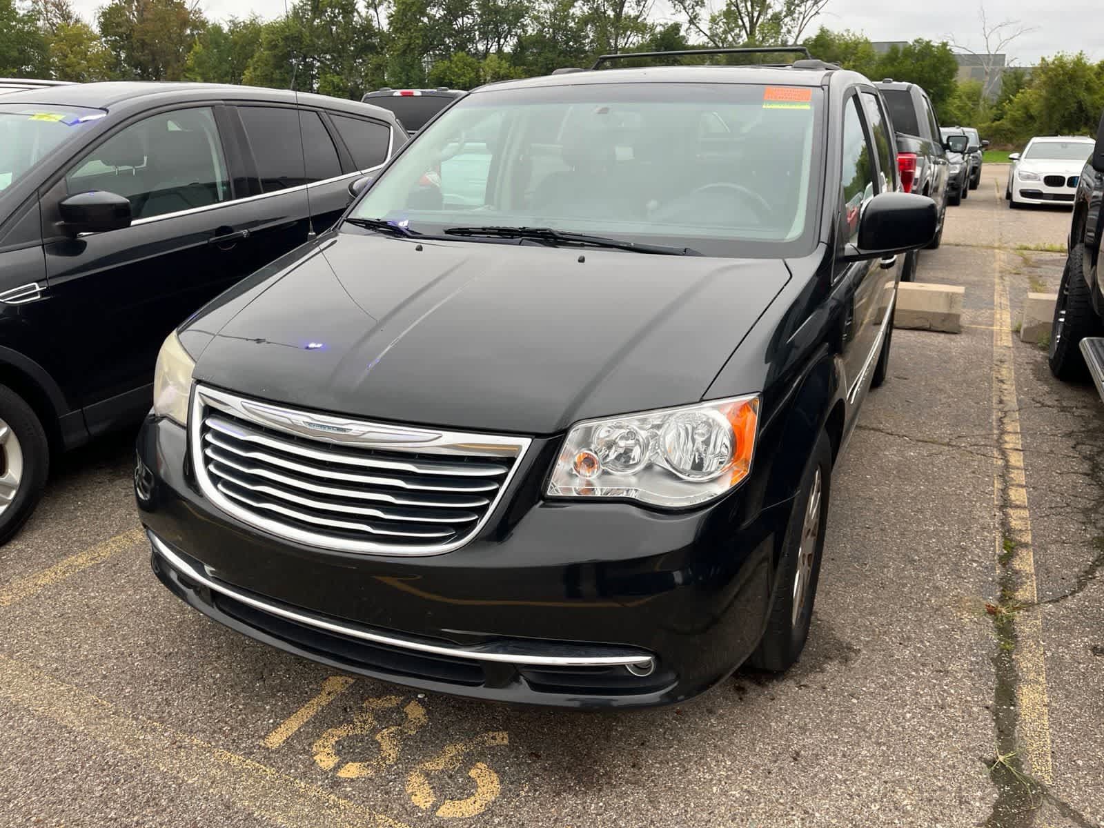 Used 2013 Chrysler Town & Country Touring FWD image 3