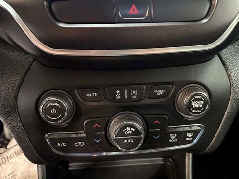 Used 2019 Jeep Cherokee Trailhawk w/ Comfort & Convenience Group AWD/4WD image 14