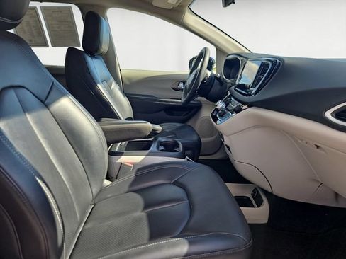 Used 2024 Chrysler Pacifica Touring-L FWD image 15