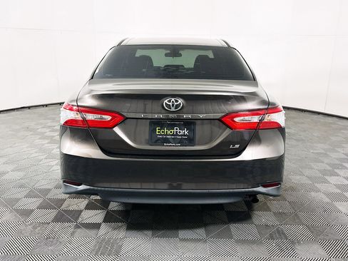 Used 2018 Toyota Camry LE image 7