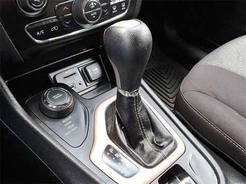 Used 2014 Jeep Cherokee Latitude w/ Comfort/Convenience Group image 16