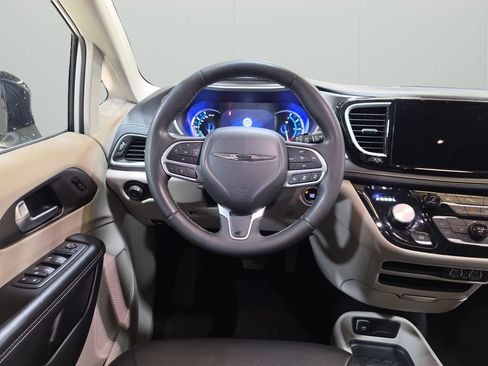 Used 2024 Chrysler Pacifica Limited FWD image 14