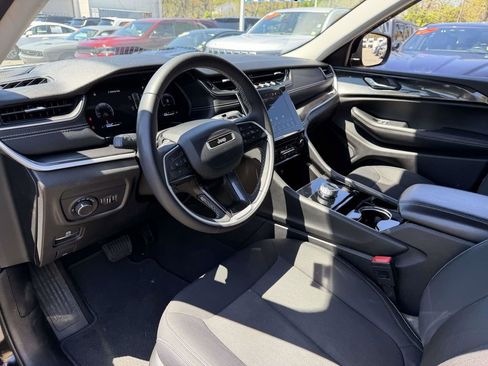 Used 2023 Jeep Grand Cherokee Laredo AWD/4WD image 18