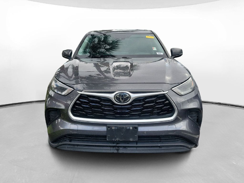 Used 2023 Toyota Highlander L FWD image 2