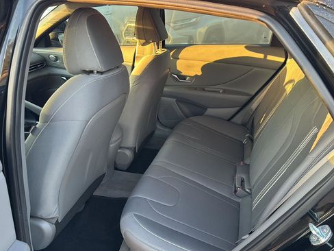 Used 2023 Hyundai Elantra SEL w/ Convenience Package image 9