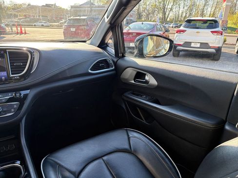 Used 2025 Chrysler Pacifica Limited FWD image 40