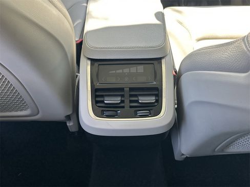 Used 2021 Volvo XC90 T5 Momentum w/ Protection Package Premier image 11
