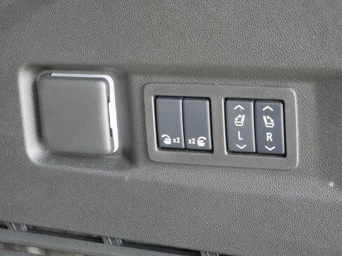 Used 2025 GMC Yukon Denali w/ Sun & Power Step Package image 28