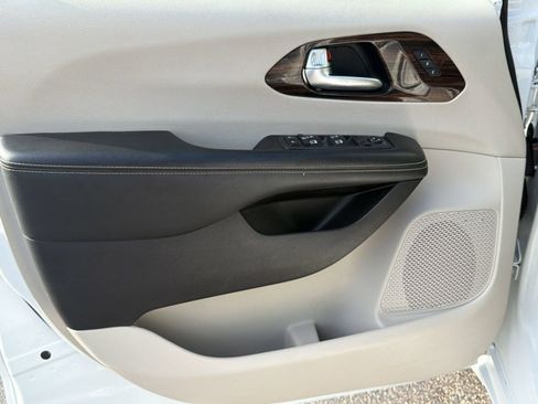 Used 2022 Chrysler Pacifica Limited FWD image 13