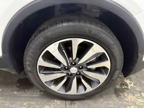 Used 2021 Buick Encore Preferred AWD/4WD image 19