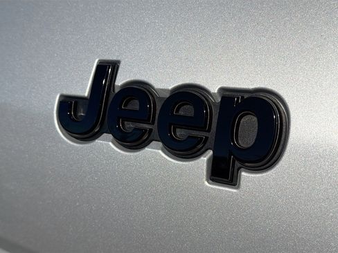 Used 2023 Jeep Grand Cherokee L Laredo image 11
