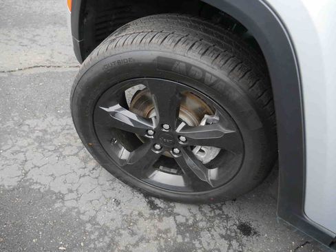 Used 2023 Jeep Grand Cherokee L Laredo image 10