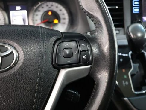 Used 2017 Toyota Sienna SE w/ SE Preferred Package FWD image 19