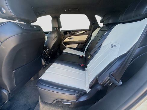 Used 2023 Bentley Bentayga AWD/4WD image 21