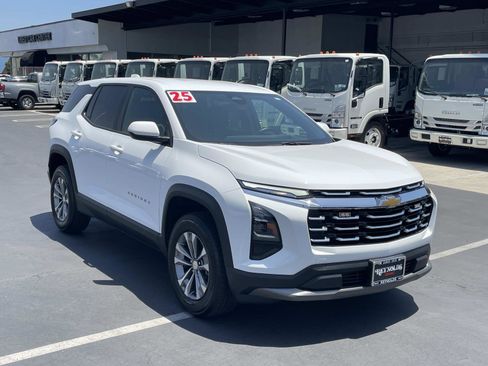 Used 2025 Chevrolet Equinox LT FWD image 3