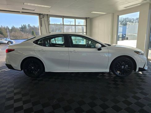 Used 2025 Toyota Camry SE image 2