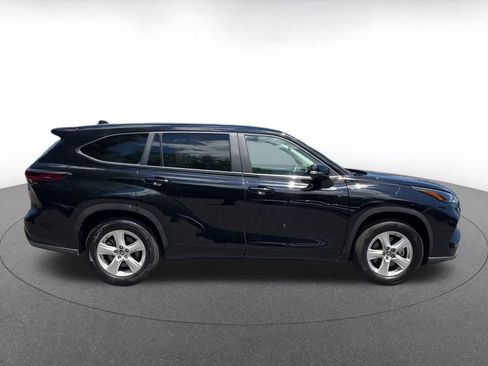 Used 2025 Toyota Highlander LE FWD image 16