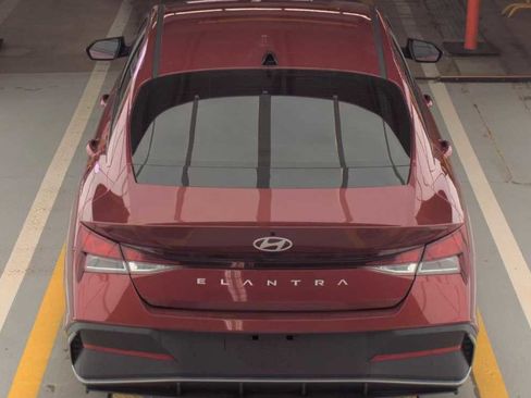 Used 2024 Hyundai Elantra SE FWD image 6