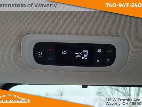 Used 2023 Chrysler Pacifica Touring-L image 12