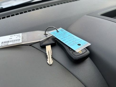 Used 2019 Nissan Frontier SV image 16