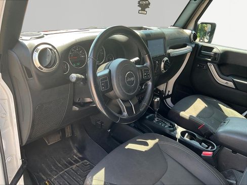 Used 2018 Jeep Wrangler Unlimited Sahara AWD/4WD image 14
