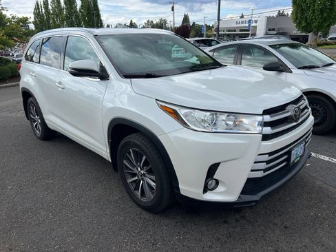 Used 2017 Toyota Highlander XLE AWD/4WD image 3