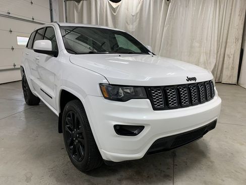 Used 2019 Jeep Grand Cherokee Altitude AWD/4WD image 2