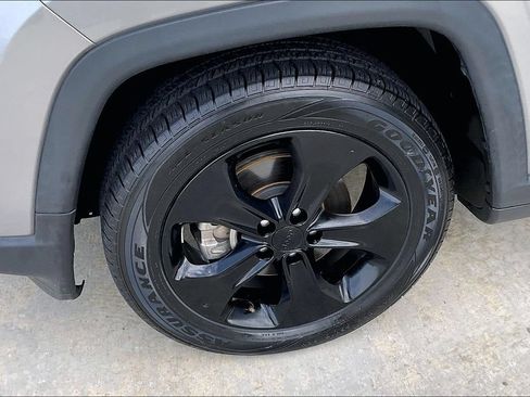 Used 2019 Jeep Compass Latitude FWD image 7