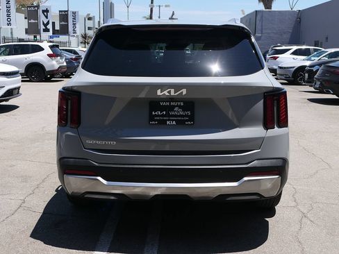 Used 2025 Kia Sorento S FWD image 4