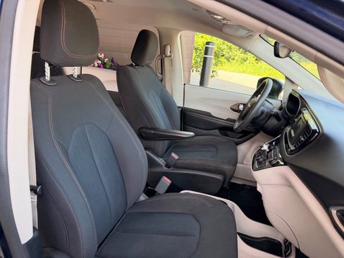 Used 2017 Chrysler Pacifica Touring FWD image 19