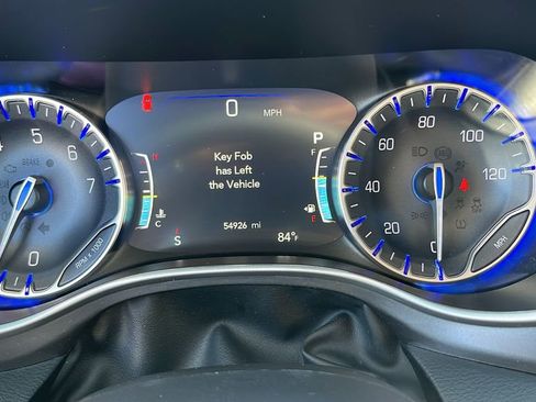 Used 2024 Chrysler Pacifica Touring-L image 29