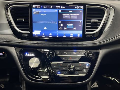 Used 2025 Chrysler Pacifica Limited FWD image 16