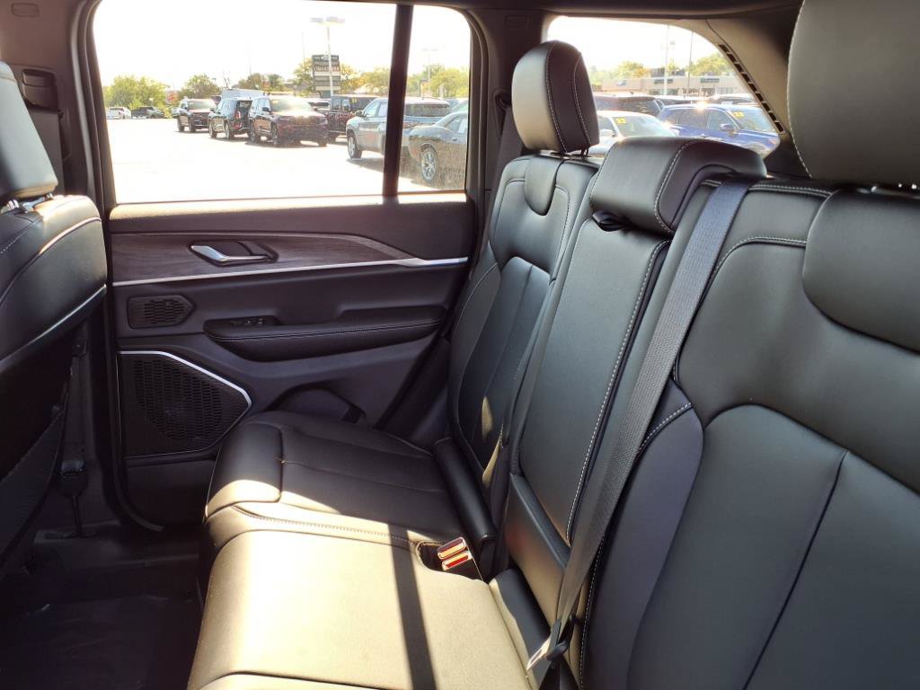 Certified 2025 Jeep Grand Cherokee Limited w/ Black Appearance Package AWD/4WD image 11