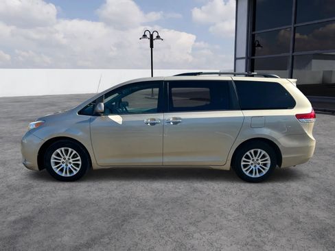 Used 2013 Toyota Sienna XLE w/ Entertainment Pkg image 2
