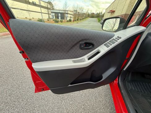 Used 2010 Toyota Yaris 4-Door Hatchback image 11