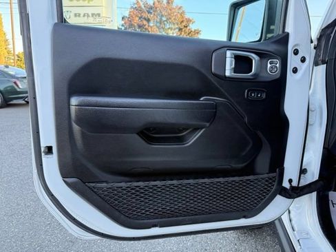 Used 2025 Jeep Wrangler Unlimited Rubicon AWD/4WD image 25