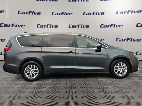 Used 2023 Chrysler Pacifica Touring-L image 7