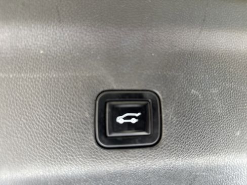 Used 2023 Chevrolet Tahoe Premier AWD/4WD image 38