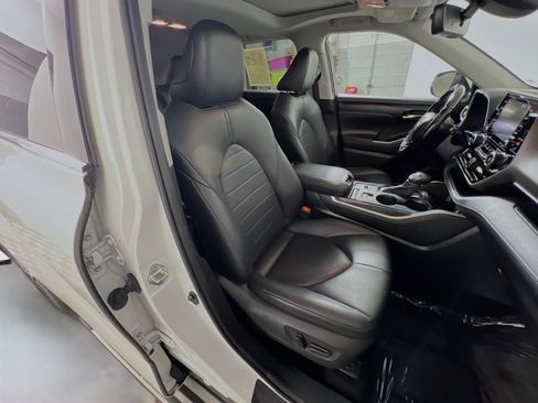 Used 2020 Toyota Highlander XLE FWD image 31