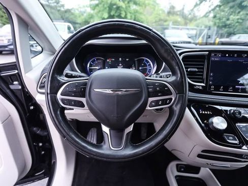 Used 2022 Chrysler Pacifica Touring-L w/ Uconnect Theater Family Group FWD image 29