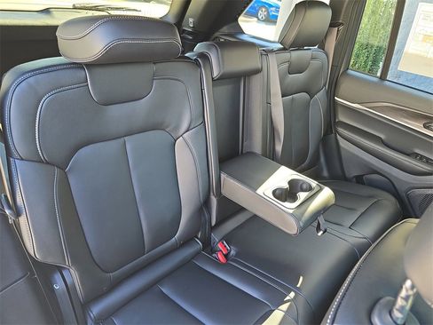 New 2025 Jeep Grand Cherokee Limited w/ Black Appearance Package image 11